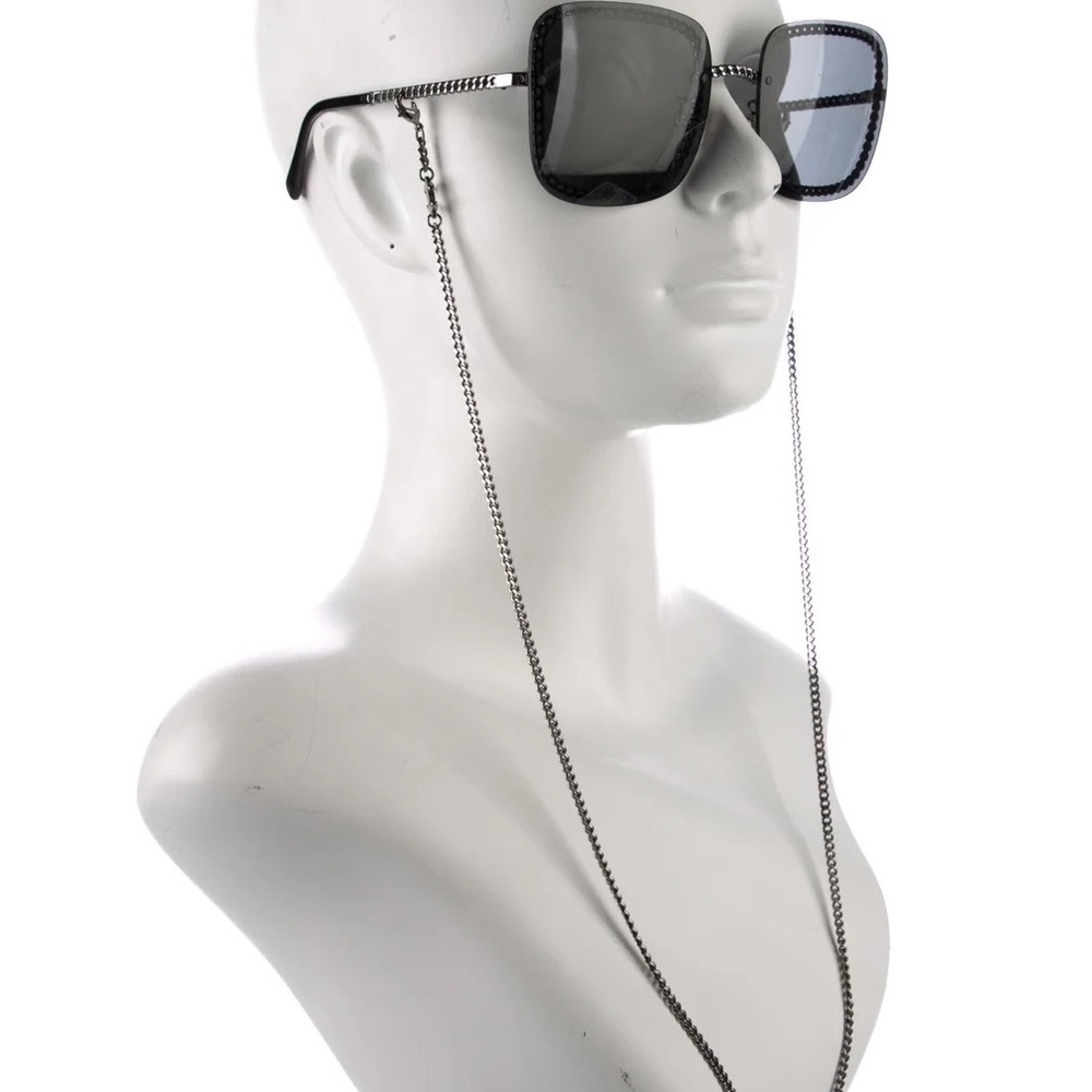 CHANEL 🖤
Interlocking CC Logo Square Sunglasses 🕶️